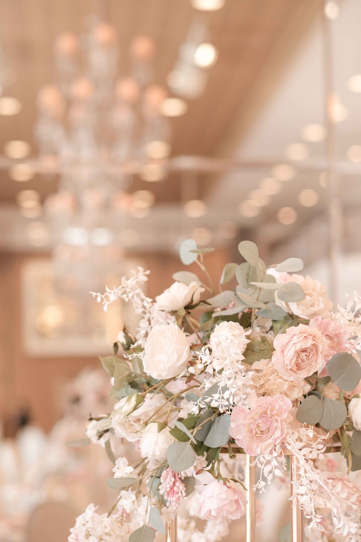 結婚式場を彩る淡いピンクと白の花