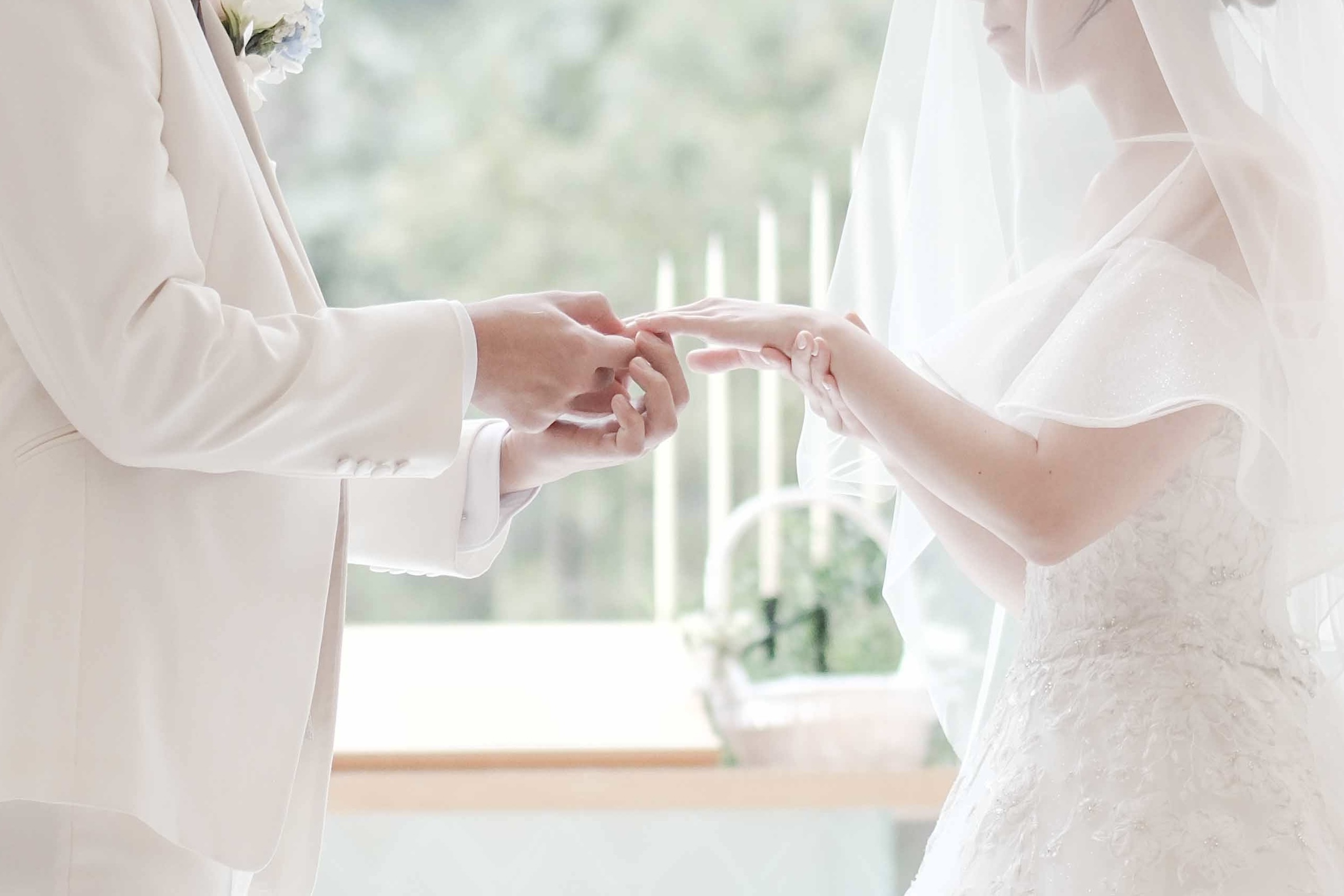 結婚式で指輪を交換するふたり