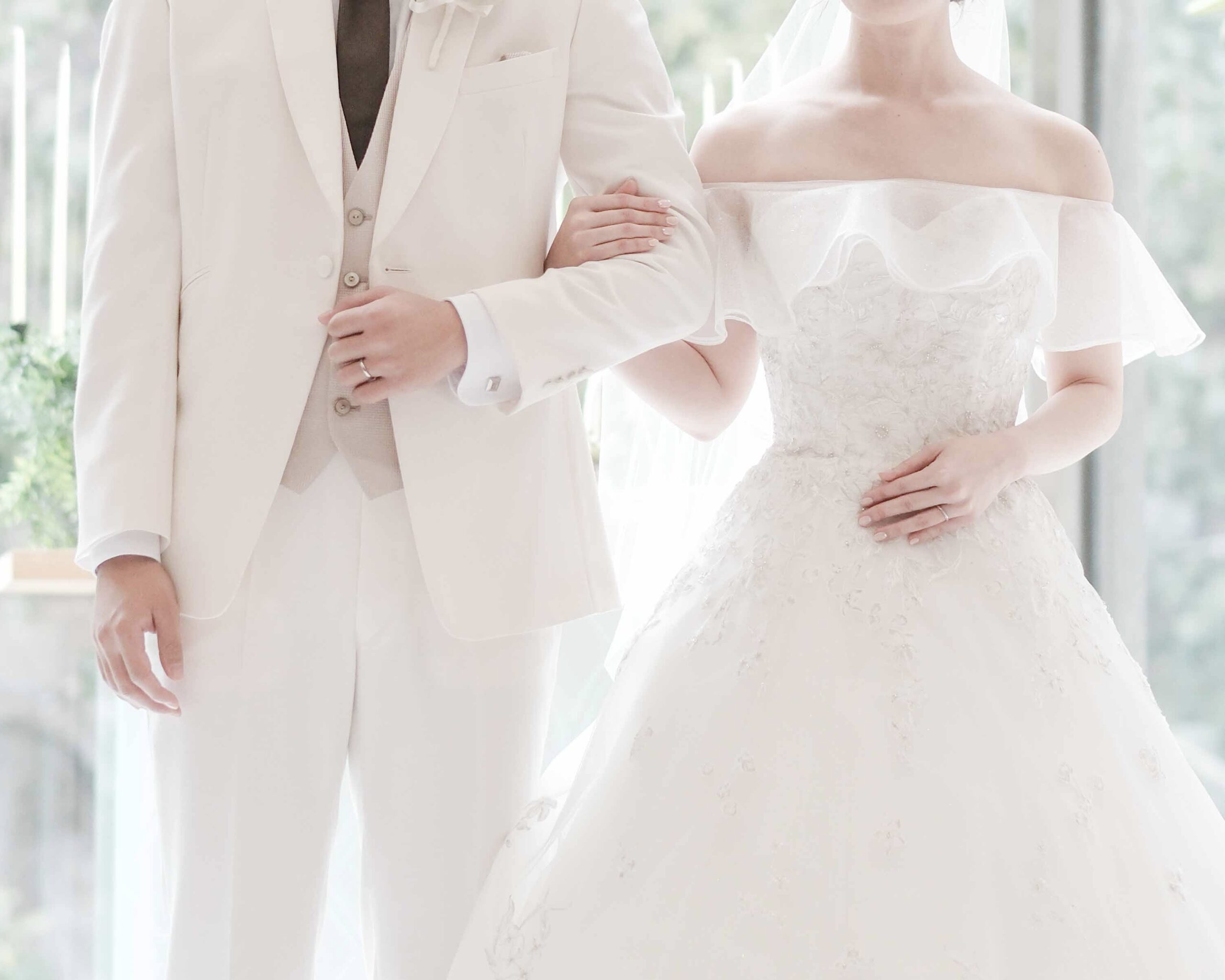 腕を組んで並ぶ新郎新婦